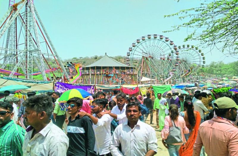 मेले में लाखों लोगों ने शिरकत कर बाबा के दरबार में टेका मत्था, सुख-समृद्धि की कामना की