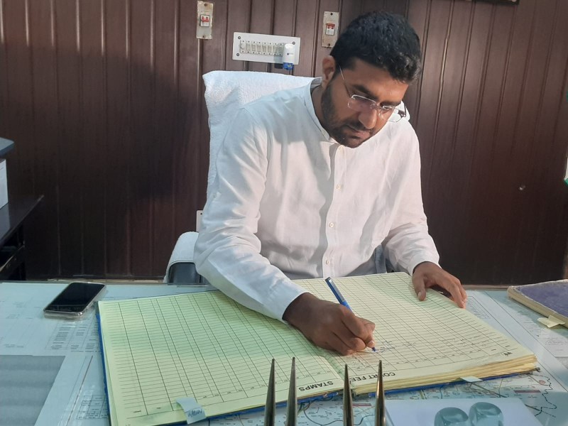 New District Magistrate took charge : नवागत जिलाधिकारी दीपक मीणा ने कलक्ट्रेट में लिया जिले का चार्ज