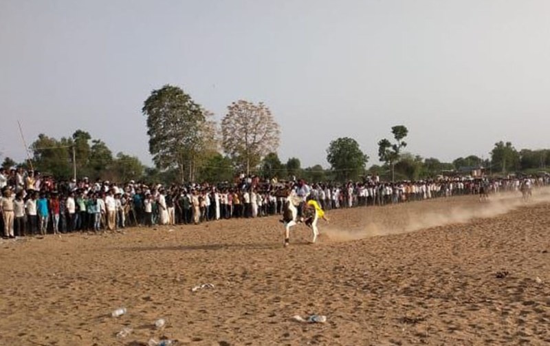 - पशु मेले के आयोजन के तहत शनिवार को ऊंट और घुड़दौड़ देखने पहुंचे बड़ी संख्या में ग्रामीण