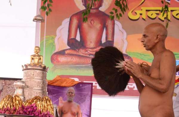 जय वर्धमान गुणधीर सन्मति के दायक हो