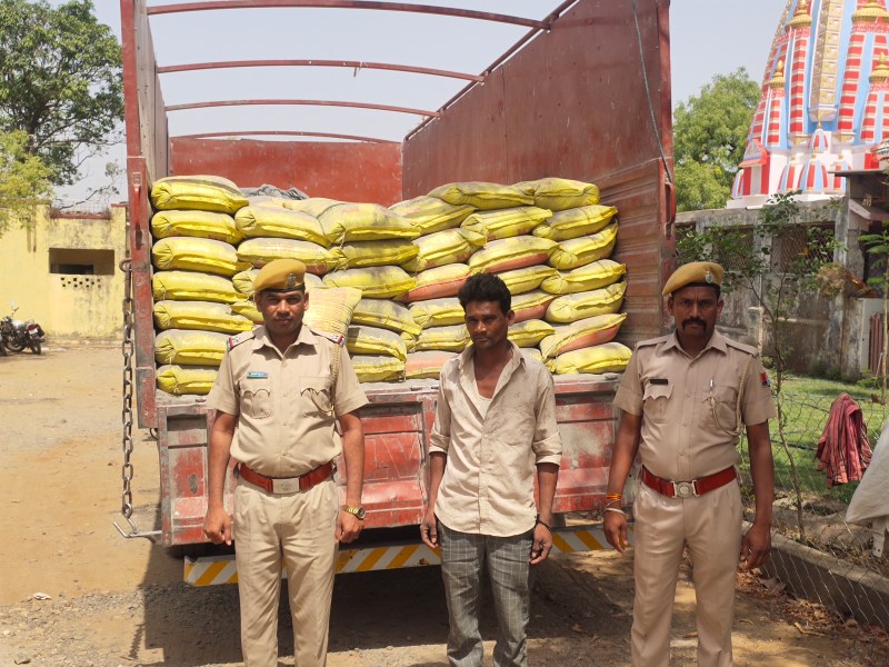 नकली सीमेंट के कट्टों से भरा ट्रक पकड़ा