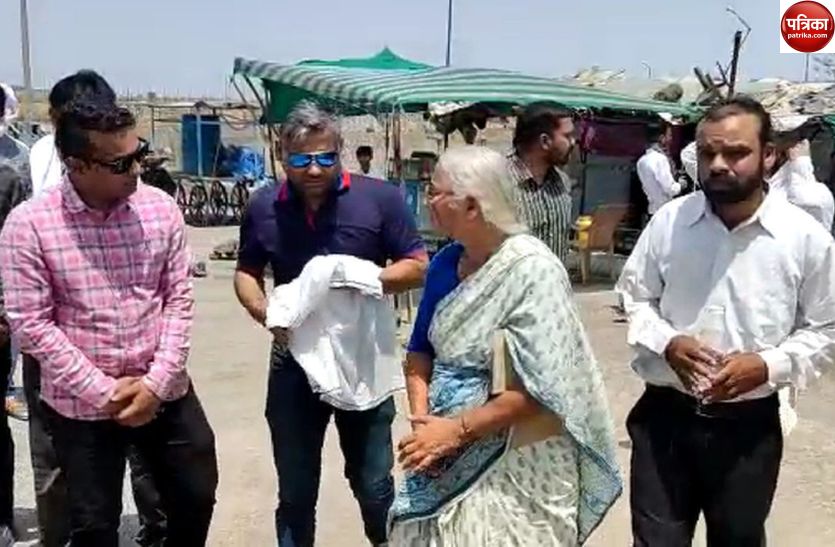 Police stopped Medha Patkar and Supreme Court lawyer