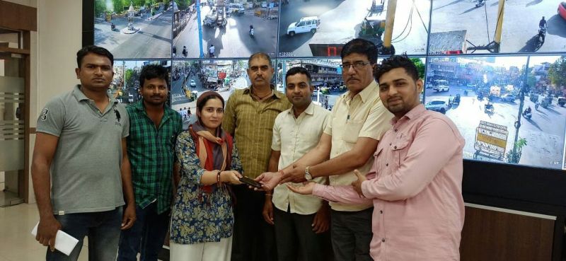 iPhone : युवती का आइफोन (iPhone) गिरा तो लोग मालिक बनने लगे, पुलिस ने ऐसे ढूंढा फोन