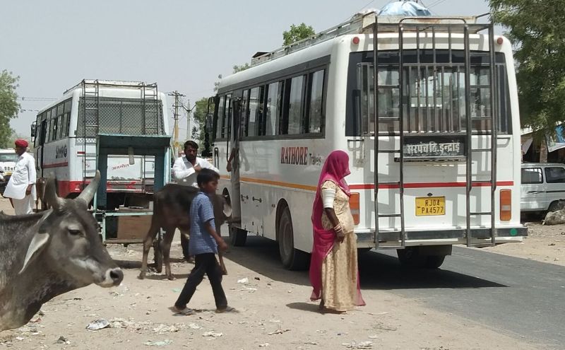 जहां मर्जी वहां खड़ी कर दी बस, आमजन बेबस