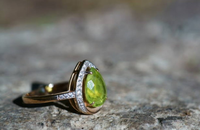 peridot gemstone benefits, who should wear peridot stone, money stone benefits, most powerful stone to attract money, peridot stone in which finger, panna stone substitute, पेरिडॉट रत्न धारण करने के फायदे, किन राशि वालों को पेरिडॉट रत्न पहनना चाहिए, कनिष्ठा उंगली, मनी स्टोन,