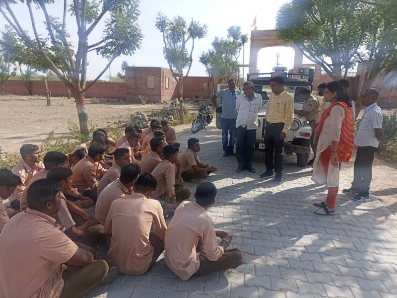 बोर्ड परीक्षा का प्रश्नपत्र लेकर आए वाहन को छात्रों ने रोका, शिक्षकों से दुर्व्यवहार