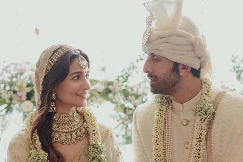 एक्स गर्लफ्रेंड Deepika-Katrina ने Alia-Ranbir को भेजे लाखों के तोहफे, Siddharth Malhotra ने भी एक्स-गर्लफ्रेंड को भेजी ये किमती चीज