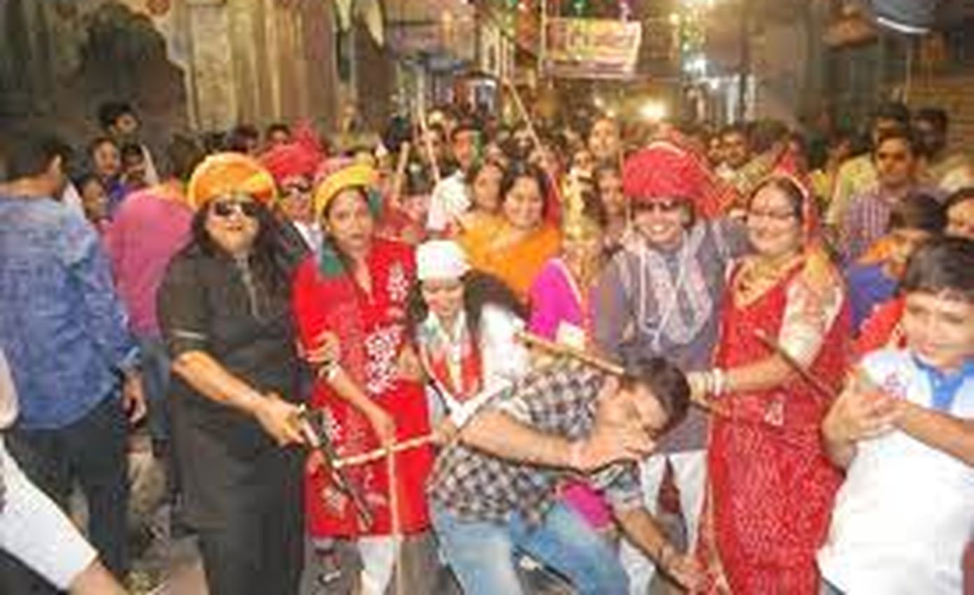 Bantamar Dhinga Gavar Fair - इस अनोखे मेले में स्वांग रची महिलाएं करती है पुरुषों की डंडों से पिटाई, जाने कैसे...