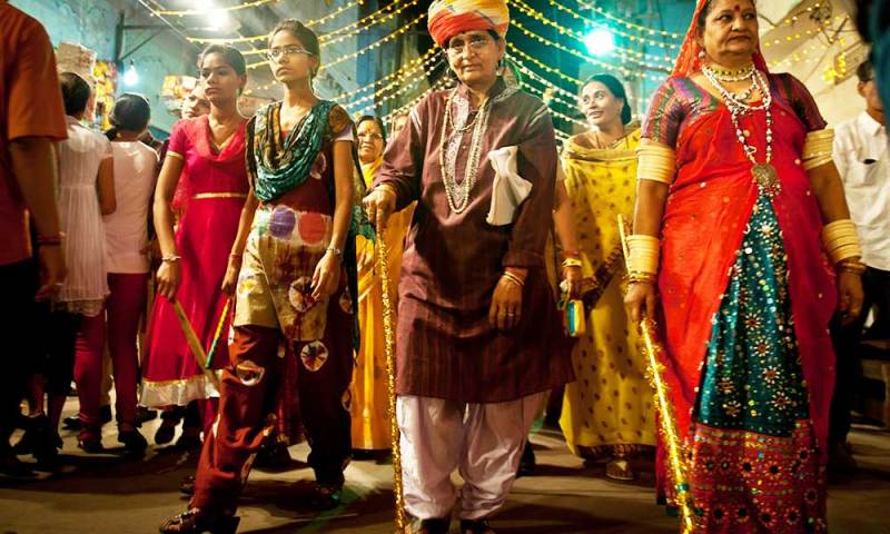 एक रात शहर में होता महिलाओं का राज... डंडा लेकर निकलती हैं सड़कों पर