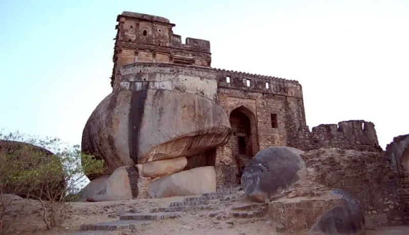 madan mahal fort