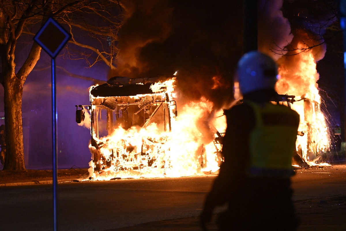 कुरान जलाने को लेकर दंगों की आग में जल रहे स्वीडन के कई शहर, चौथे दिन भी जारी रही हिंसा
