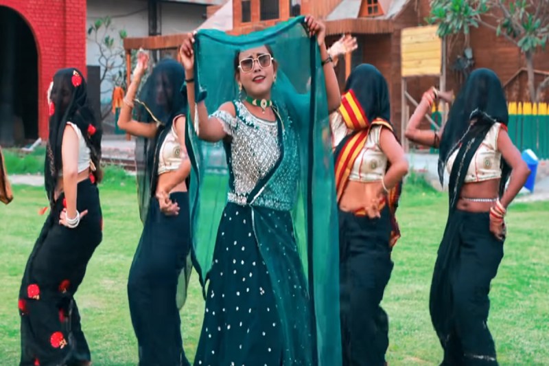 भोजपुरी ऐक्टर्स माही और ट्रेंडिंग सिंगर शिल्पी राज ने 'काली साड़ी' में मचाया धमाल