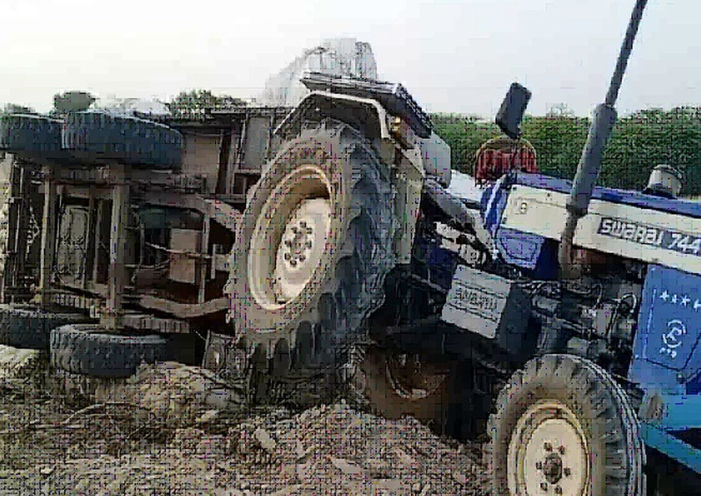 पिकअप और ट्रैक्टर में भिडंत, पिकअप में सब्जी और ट्रैक्टर में ईंटे भरी थीं |  Patrika News | हिन्दी न्यूज