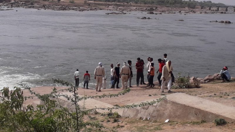 नहाने गए जीजा साले पानी में बहे, जीजा को बचा, साले का नहीं लगा सुराग