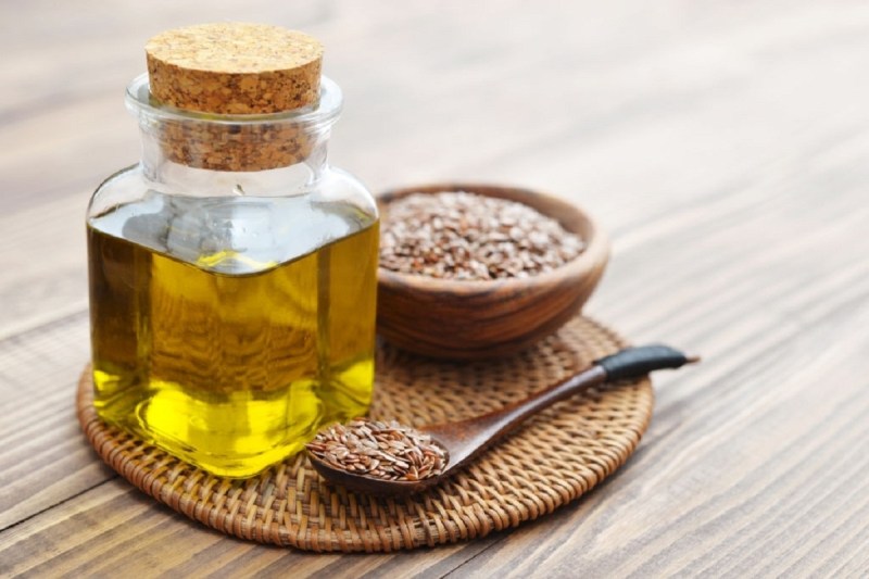 Flaxseed Oil Benefits: अलसी का तेल आपकी कई समस्याओं को करता है दूर, त्वचा से लेकर बालों के लिए भी फायदेमंद होता है