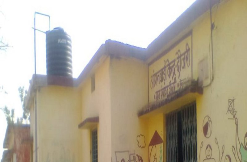 भीषण गर्मी के बीच ११२ बच्चों के सूख रहे हलक