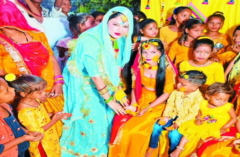 Human Intrest Story: बधाई हो...का आशीर्वाद देने वाले किन्नरों को यहां क्यों लोग दे रहे बधाई