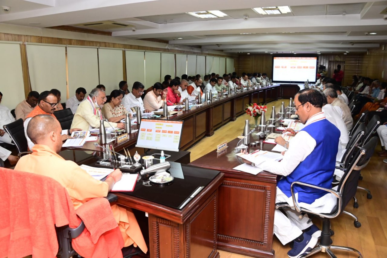 Yogi Adityanath with Cabinet in Lokbhawan on Tuesday