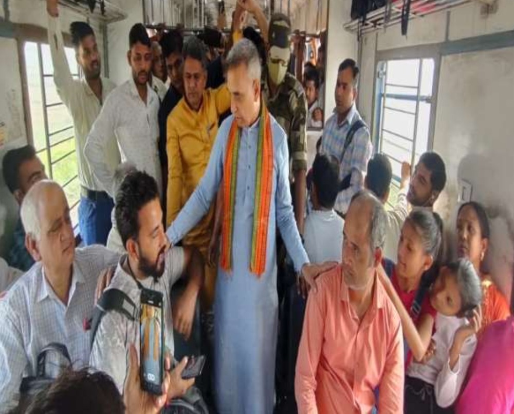 भाजपा सांसद ने चलती पैसेंजर ट्रेन में लगाया जनता दरबार,यात्रियों ने गिनाई ऐसी समस्याएं