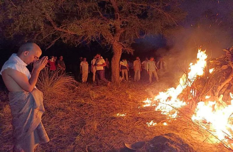 VIDEO: मां बाप व बेटे का एक ही चिता पर हुआ अंतिम संस्कार, चीत्कारों से दहल उठा गांव