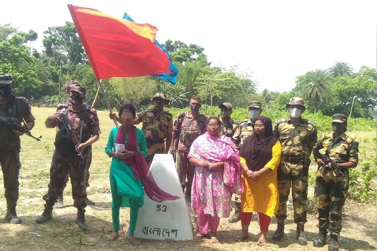 5 बांग्लादेशी महिलाएं अवैध तरीके से कर रही थी सीमा पार, BSF ने 3 को मानवीय आधार पर बार्डर गार्ड बांग्लादेश को सौंपा