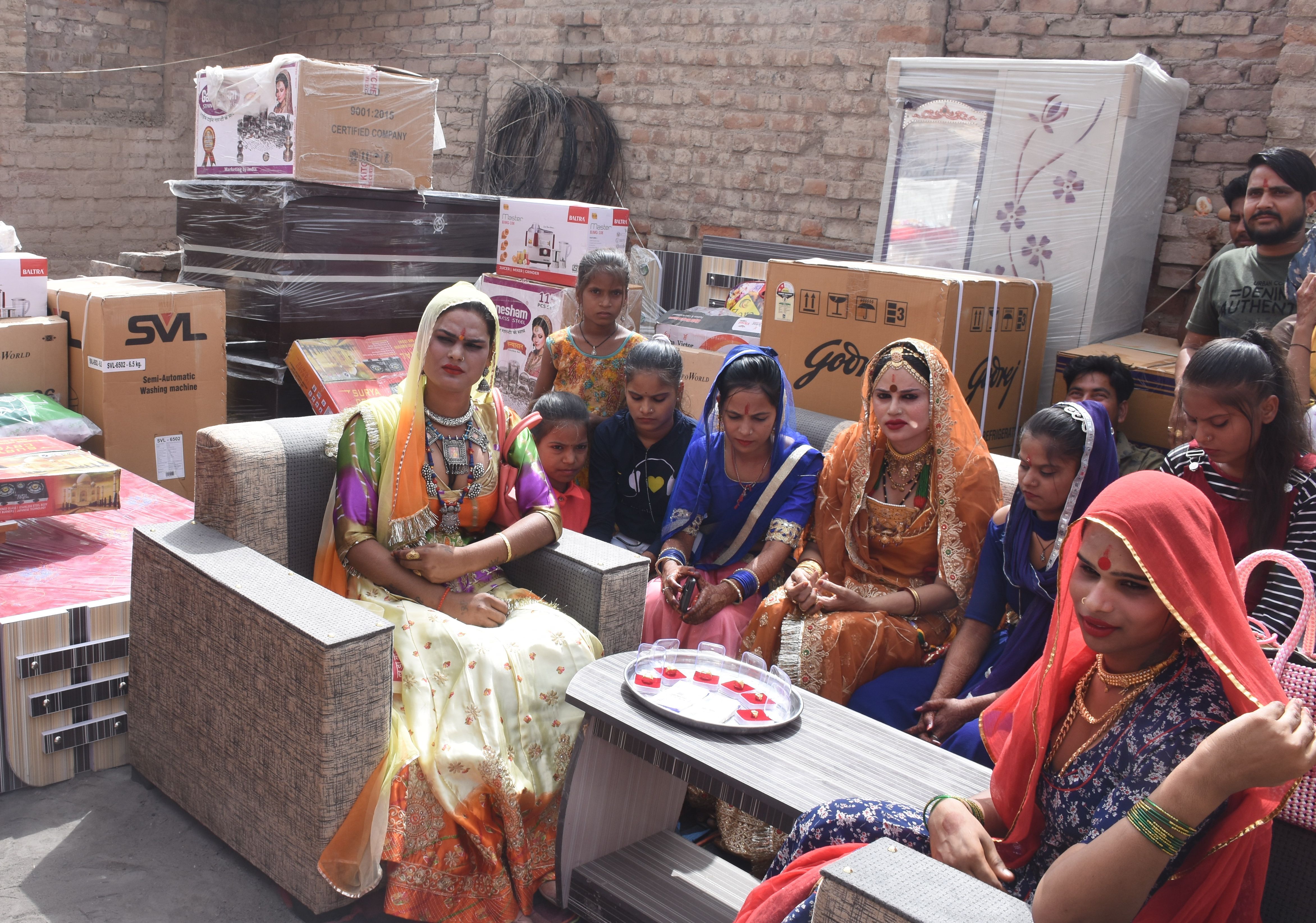 बधाई गाने पहुंचे थे, पता चला 8 बहन-भाई का इकलौता पालनकर्ता ही नहीं रहा
