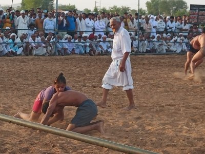 कुश्ती दंगल में लड़कियों ने लड़कों को किया चित्त, पहलवान नचिता गुर्जर और योगिता ने गाड़े झंडे