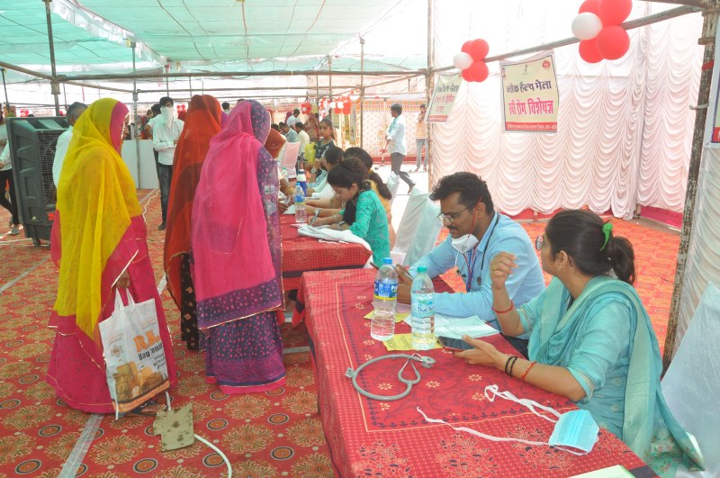 डॉक्टर मेले में है, वहां पर दिखाओ