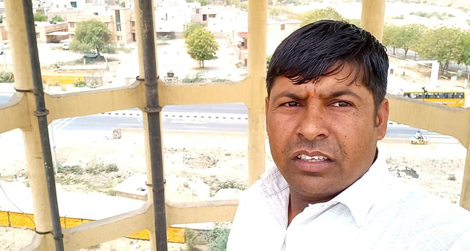 Water Problem - शोले फिल्म की तरह पानी की टंकी पर चढ़ा युवक, बोला इस समस्या से परेशान होकर किया ऐसा काम, देखें Video...