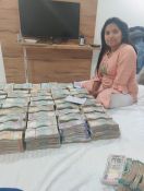 ठगी के बाद नोटों के ढेर के पास बैठकर बोलती 'बंटी' की 'बबली'- मेरा पास बहुत पैसा है, सभी को मिलेगा हिस्सा