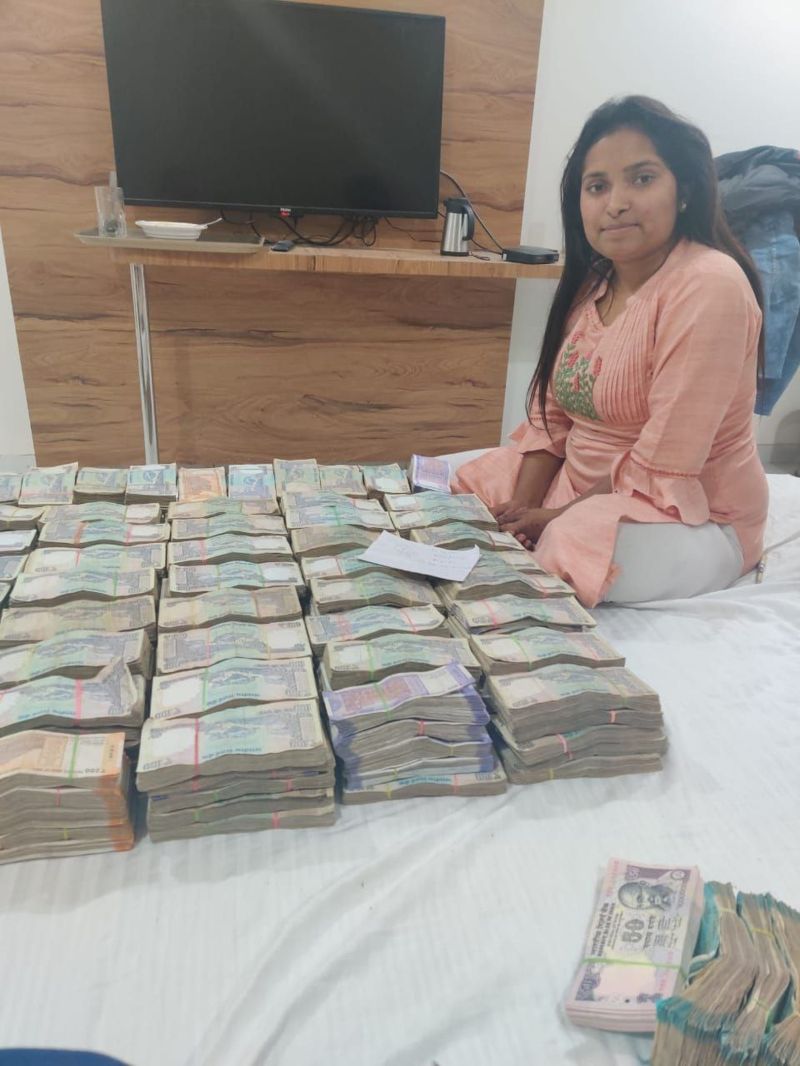 ठगी के बाद नोटों के ढेर के पास बैठकर बोलती 'बंटी' की 'बबली'- मेरा पास बहुत पैसा है, सभी को मिलेगा हिस्सा