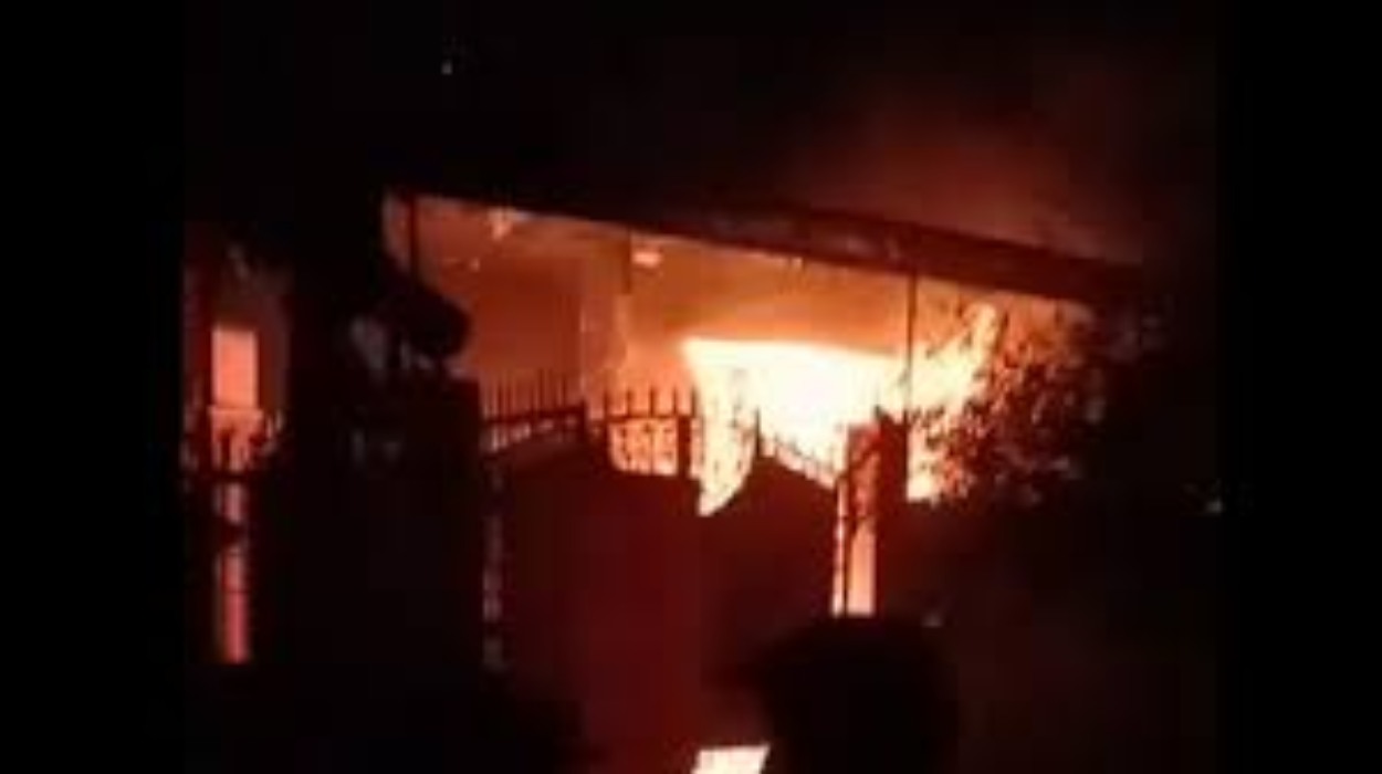 Fire in CNG car in Meerut : खड़ी सीएनजी कार में लगी आग से पूरा घर जलकर खाक,मचा हड़कंप