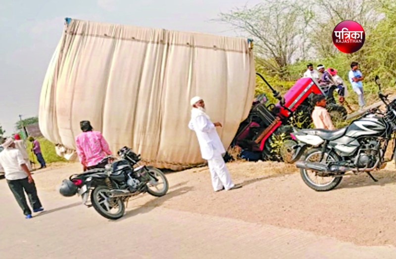 अनियंत्रित हो खाई में गिरी तुड़ी से भरे दो ट्रैक्टर-ट्रॉली