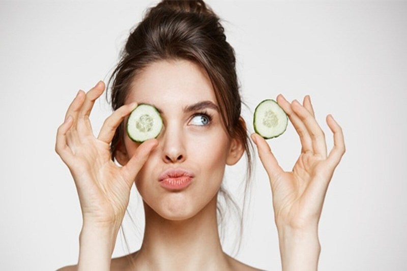 Eye Care Tips: आंखों पर खीरा रखने के फायदे जानकर आप भी हो जाएंगे हैरान, डार्क सर्कल्स भी हो जाते हैं छूमंतर