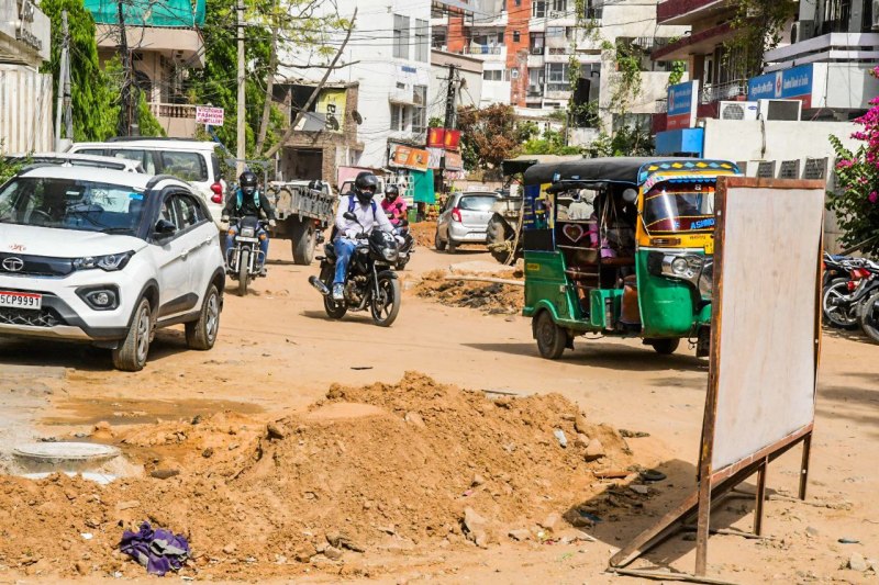 कछुआ से धमी चाल: सवा साल में बदल पाए सिर्फ 500 मीटर सीवरेज लाइन, अब सड़क का इंतजार