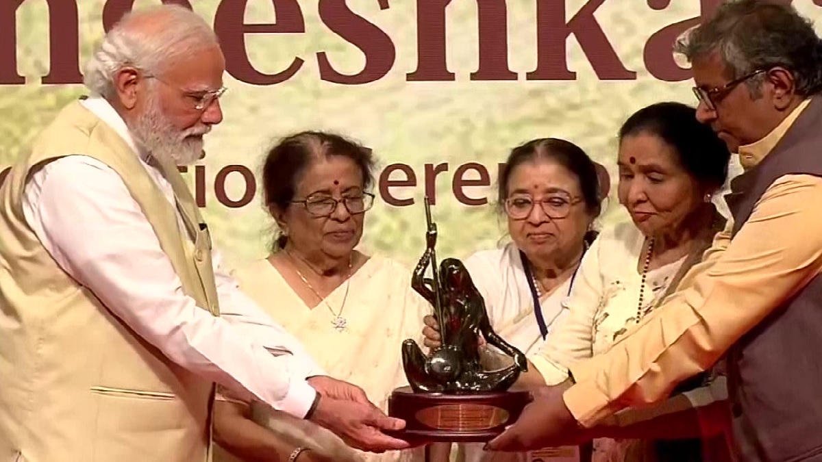 प्रधानमंत्री नरेंद्र मोदी को किया गया 'लता दीनानाथ मंगेशकर पुरस्कार' से सम्मानित, पीएम ने कहा -  'राखी वाले दिन बहुत याद आएंगी दीदी'