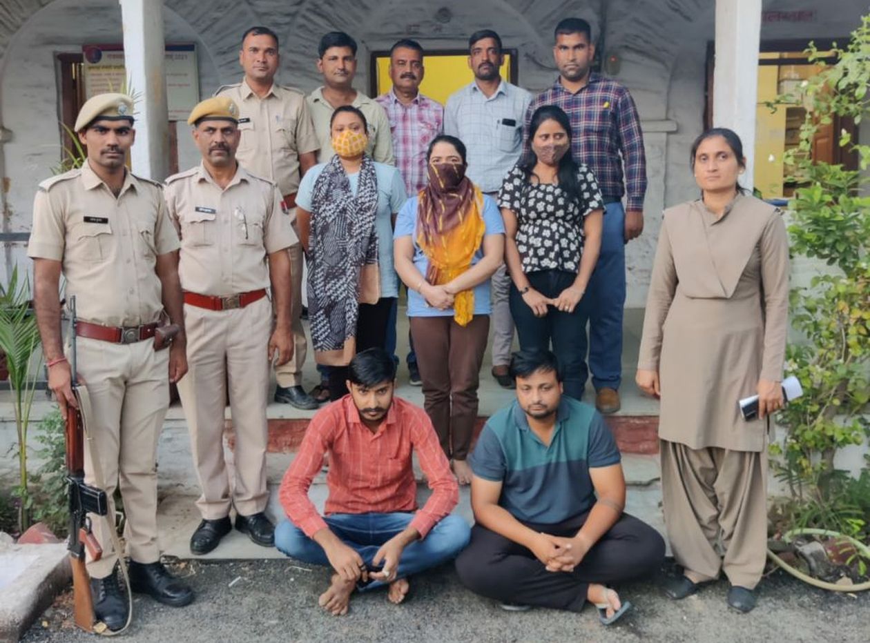 इस शहर के तीन स्पा सेंटरों पर छापा, एक दर्जन लड़के-लड़कियों को पकड़ा ...