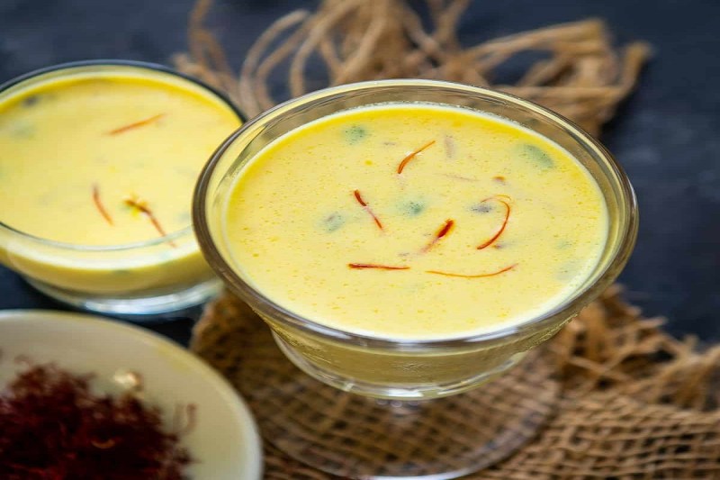 Saffron Milk Benefits: केसर वाले दूध पीने के जानिए ये फायदे, त्वचा से लेकर पेट से जुड़ी समस्याओं से दिलाता है राहत