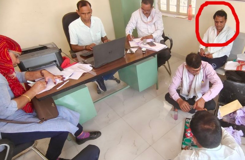 परबतसर. रिश्वत लेते पकड़े गए जईएन के खिलाफ कागजी कार्रवाई करती एसीबी टीम और आरोपी जेईएन शिवशंकर योगी