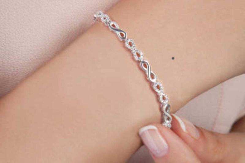 samudrik shastra, mole on wrist male, mole on wrist, सामुद्रिक शास्त्र, moles on right and left hand, stree ki kalai par til hone ka matlab, purush ki kalai par til hone ka matlab, पुरुष की कलाई पर तिल होना, स्त्री की कलाई पर तिल होना, सुख-समृद्धि, धनवान, बुद्धिमानी महिला, चतुर, उदार, सामुद्रिक शास्त्र तिल, mole on wrist female astrology,