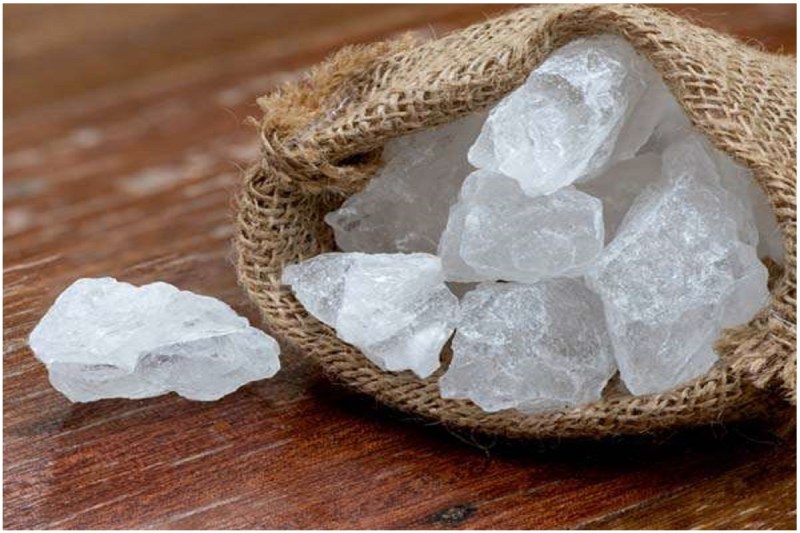 Benefits of Alum: फिटकरी के फायदे जानकर आप हो जाएंगे हैरान, पसीने की बदबू को दूर करता है दूर