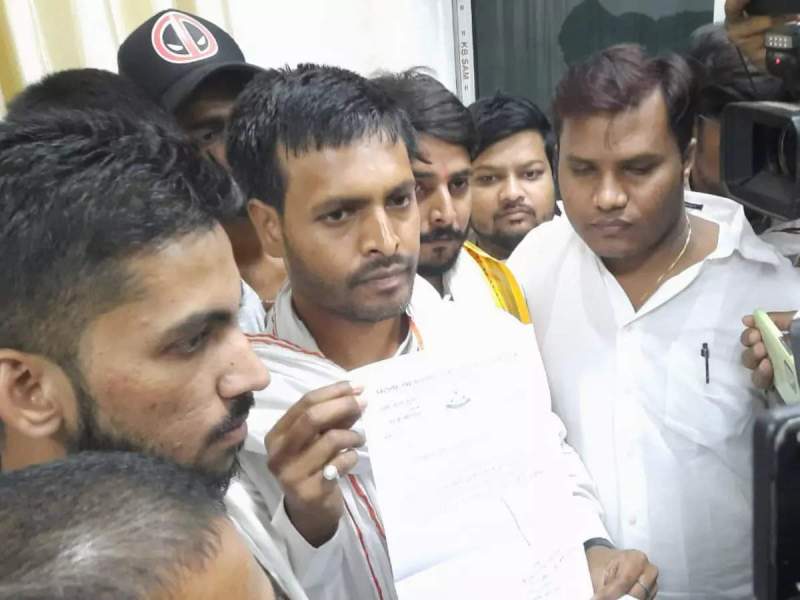 RJD नेता का बड़ा आरोप, 'तेजप्रताप ने दी गोली मारने की धमकी, कमरे में बंद कर पीटा'