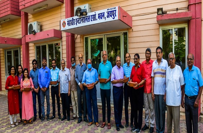 पत्रिका पक्षी मित्र अभियान: पेड़ों पर परिंडे लगाकर लिया पक्षी मित्र बनने का संकल्प