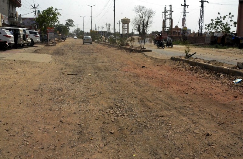 प्रदेश का एकमात्र पांच मंत्रियों वाला और सड़कों की हालत गांव से भी बदत्तर...