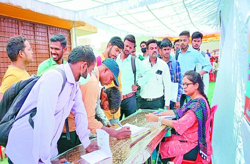 पेटीएम में नौकरी के लिए आए बेरोजगार, सैलरी सुनकर रह गए दंग