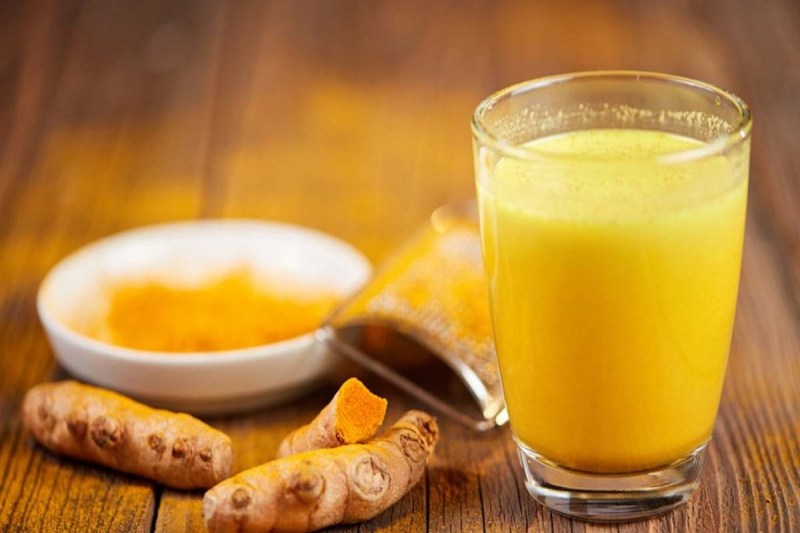 Turmeric Milk Benefits: हल्दी वाले दूध पीने से मिलते हैं जबरदस्त फायदे, पेट से लेकर हड्डियों की समस्या को करता है दूर