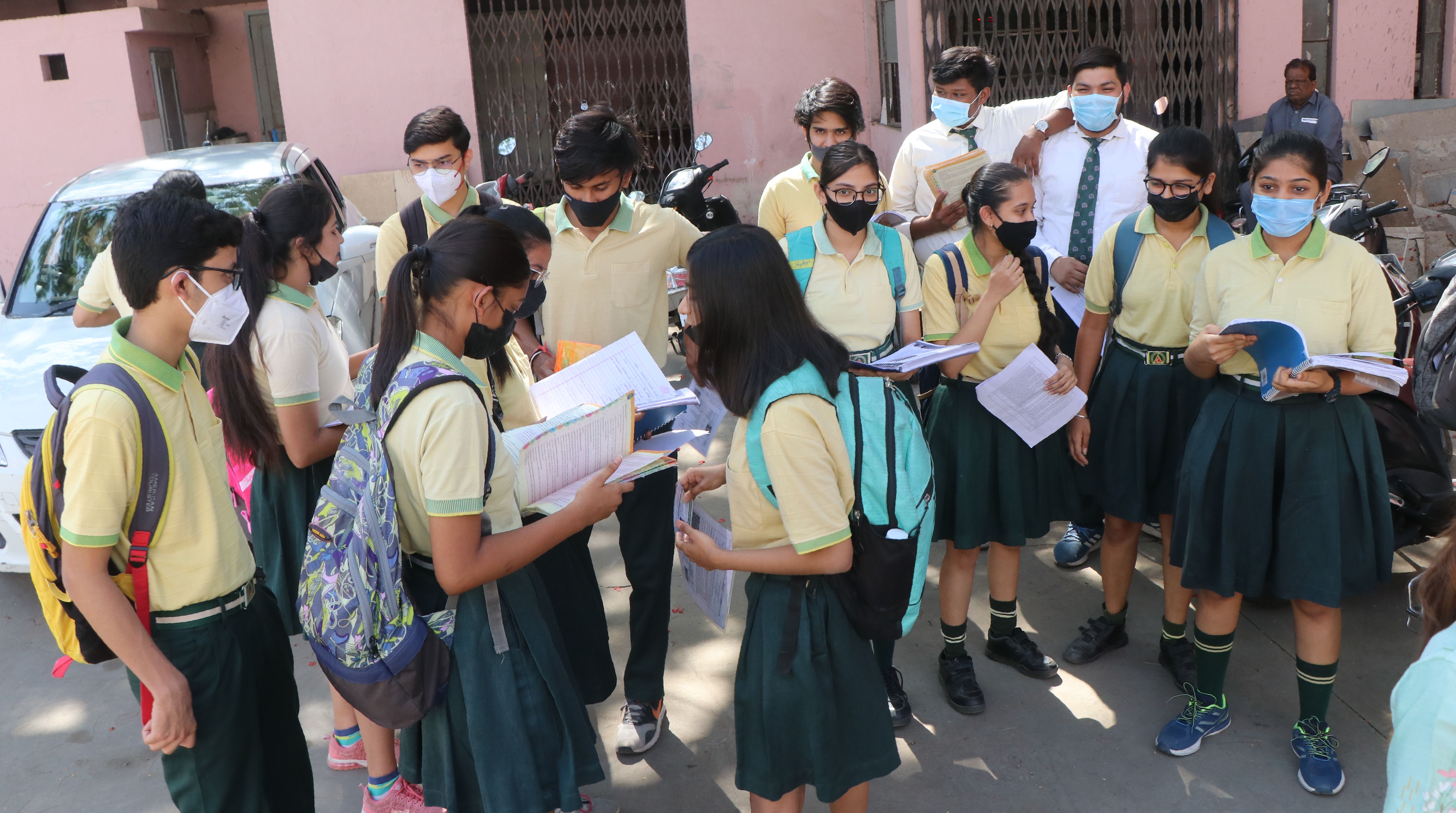 परीक्षा सेंटर्स पर बच्चों ने इस तरह किया कोविड प्रोटोकॉल का पालन