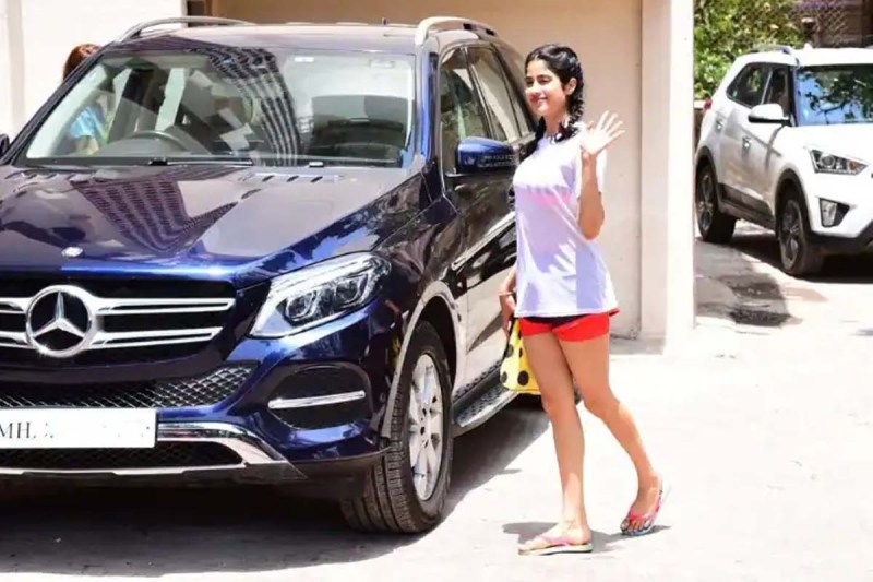 25 साल की Janhvi Kapoor के पास हैं ये लग्जरी कारों की बड़ी कैलेक्शन!