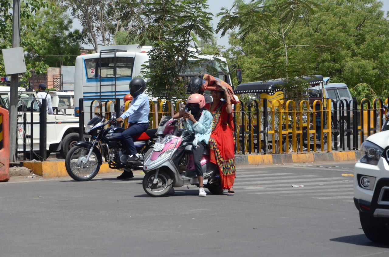 Weather Alert: पाकिस्तान व ईरान से आ रही गर्म हवाओं से झुलसे लोग