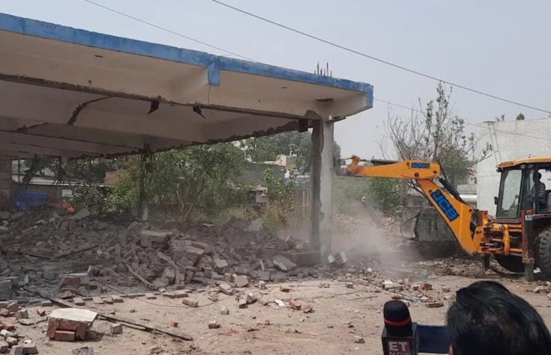 Baba ka Bulldozer News : पुलिस कस्टडी से फरार ढाई लाख के इनामी बददो के करीबी की दुकानों पर गरजा बाबा का बुलडोजर